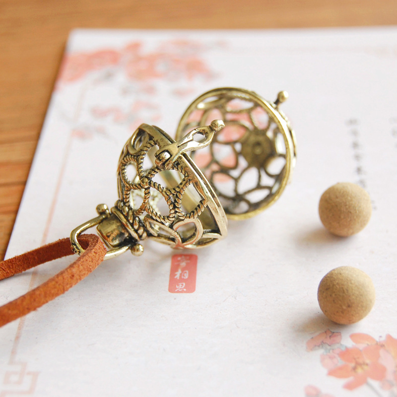 Retro Artistic Hollowed-out Sachet Ball Pendant Necklace - Image 3