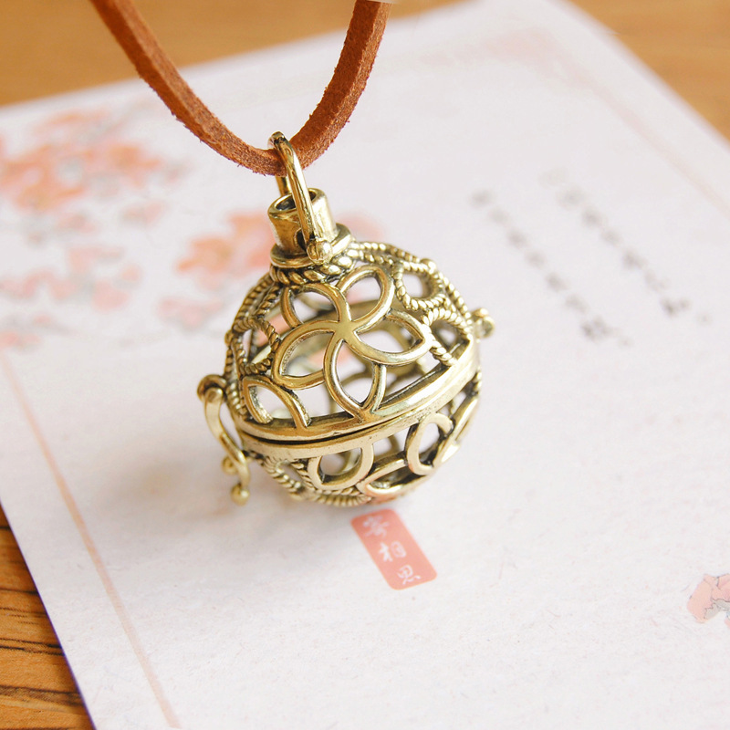 Retro Artistic Hollowed-out Sachet Ball Pendant Necklace - Image 2